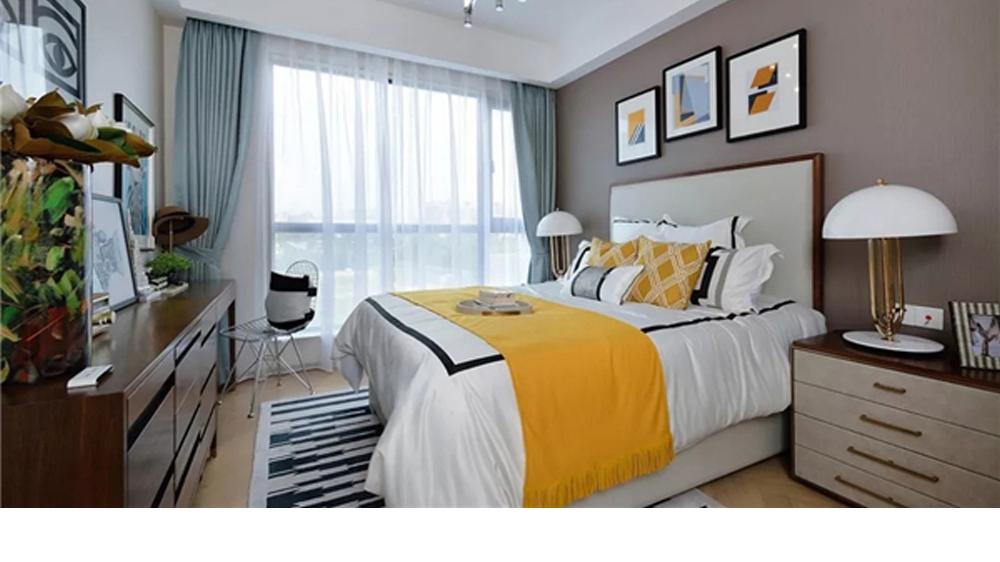 92平轻奢风二居室，沙发背景墙8幅黑白装饰画略有商务范