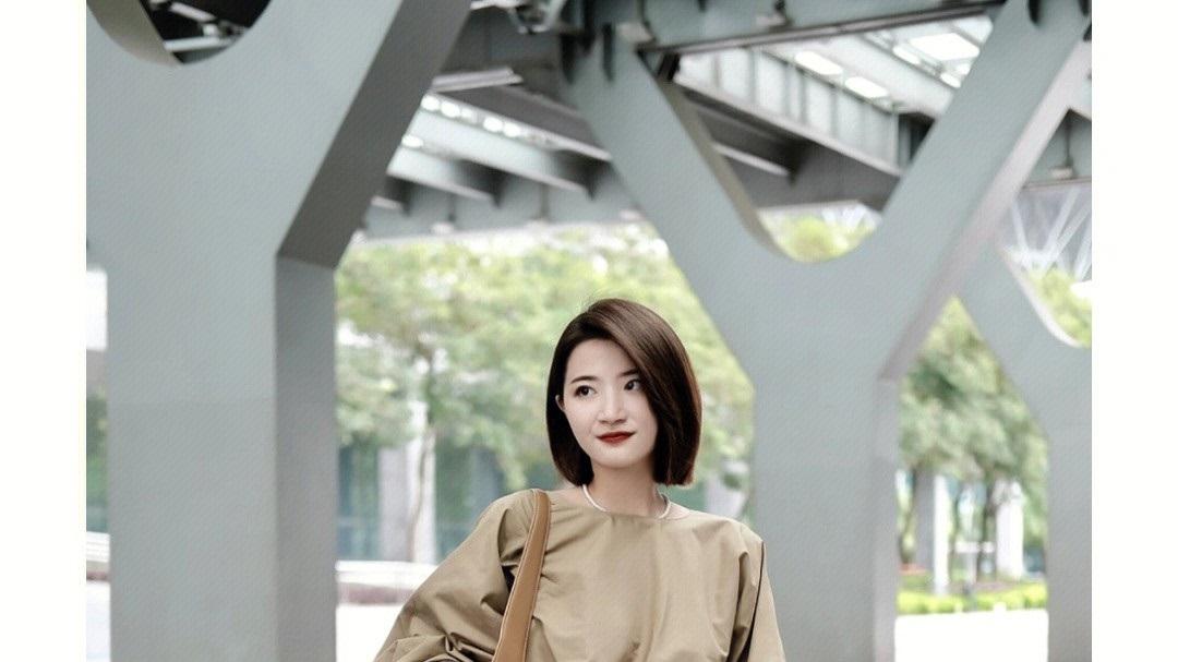 穿衣搭配|秋天的职场装怎么穿？短袖T恤搭配灰黑色西裤，小个子女生也能穿