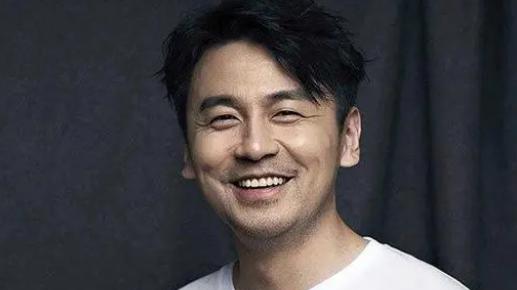 雷佳音|雷佳音颁奖全程黑脸，搭档张凯丽发小长文力挺，本人自嘲式回应！