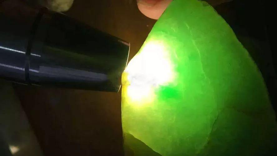 翡翠|天呐！一块价值3万的翡翠原石，半个月后竟开出罕见极品翡翠！