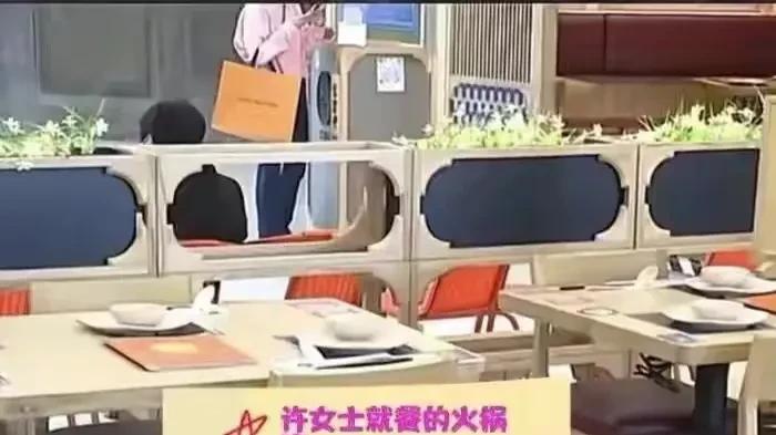 浙江杭州，一女子背着16万元包包去吃饭，店员不小心将饮料倒在了包上
