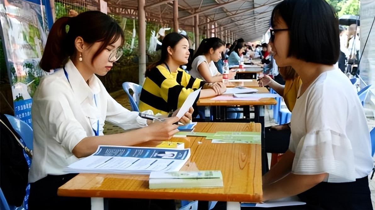 hr|大公司HR吐出实情，不愿招三无家庭本科生，而专科生却成座上宾