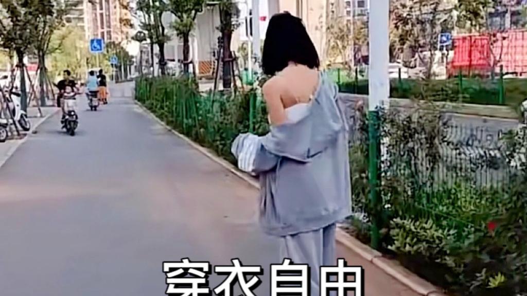 每个动作都是心机！武汉女子在路边玩滑板，一边滑衣服一边往下掉