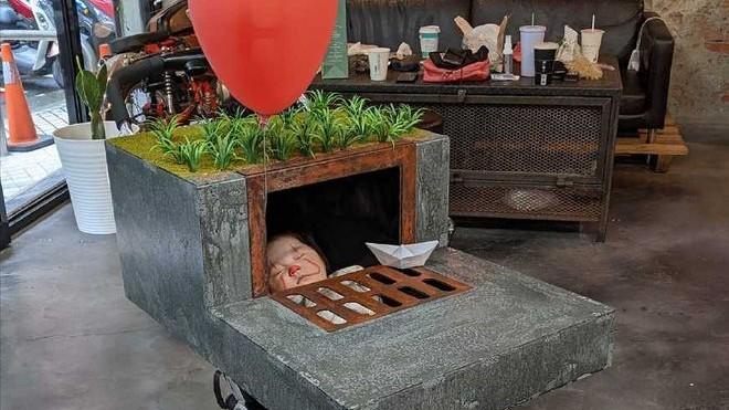 为了炫耀万圣节造型，夫妻把三个月大的宝宝打扮成死灵婴儿造型！