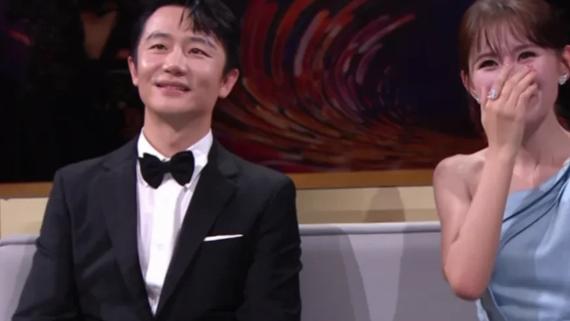 雷佳音|雷佳音，真丢脸了！萨日娜、张凯丽、热依扎全都忍不住，笑得十分大声了