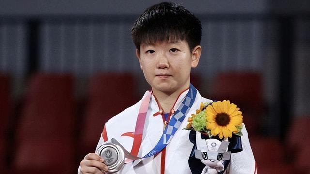 c位|孙颖莎全家福照，爸爸坐在C位，妈妈颜值高与孙颖莎好似亲姐妹