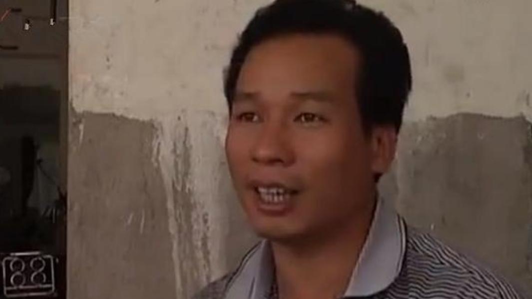 老人重病儿子来取钱，银行逼老人亲自来取，家属抬进银行后猝死
