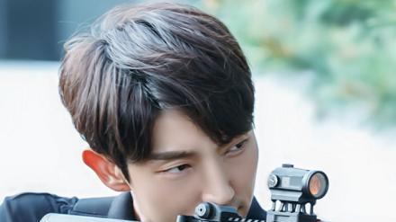 李准基|李准基去儿童乐园游玩，在酒店晒自拍炫耀，“不老男神”竟也衰老