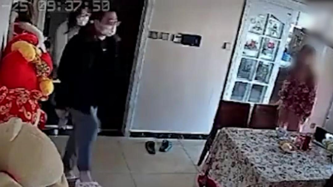 夫妻嫌楼上孩子吵闹上门殴打邻居，警方通报来了！