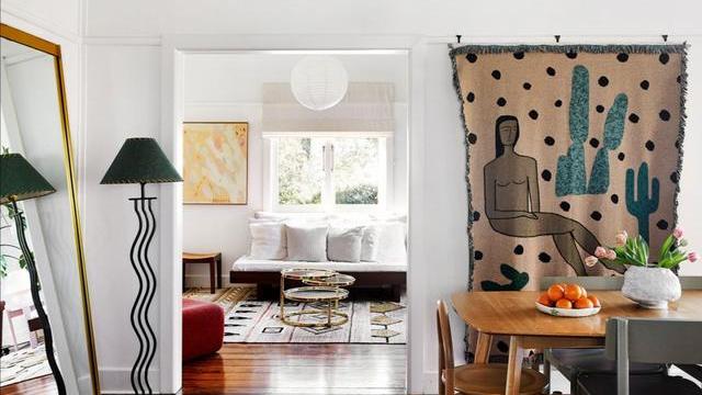 一对爱音乐的年轻夫妻，用花和装饰画，营造了一个舒适度满分的家