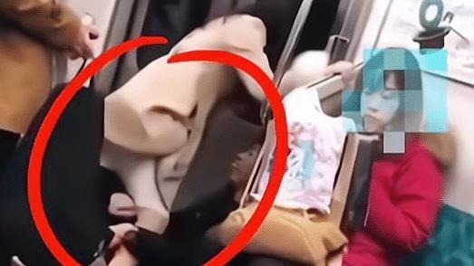 女子地铁上穿裙子脱鞋骑在男友身上摩擦，男子向乘客解释：她喝醉了