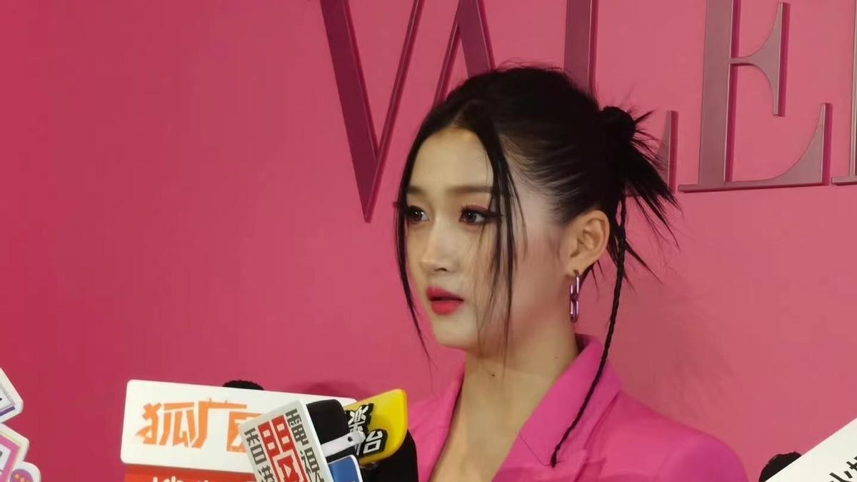 关晓彤|关晓彤今晚成大赢家！穿荧光粉现身阿那亚看秀，长腿吸睛又封神