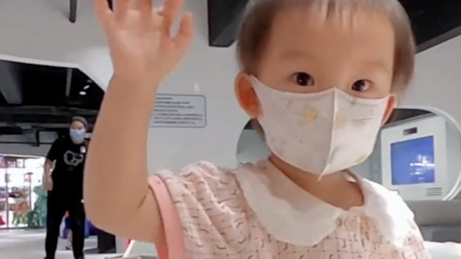 郑恺|苗苗又更新vlog，女儿五官意外曝光，网友：长得太像郑恺了