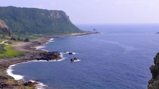 兰屿|在台湾兰屿，除了西岸有一个月牙形的港湾，海岸四周尽是岩石
