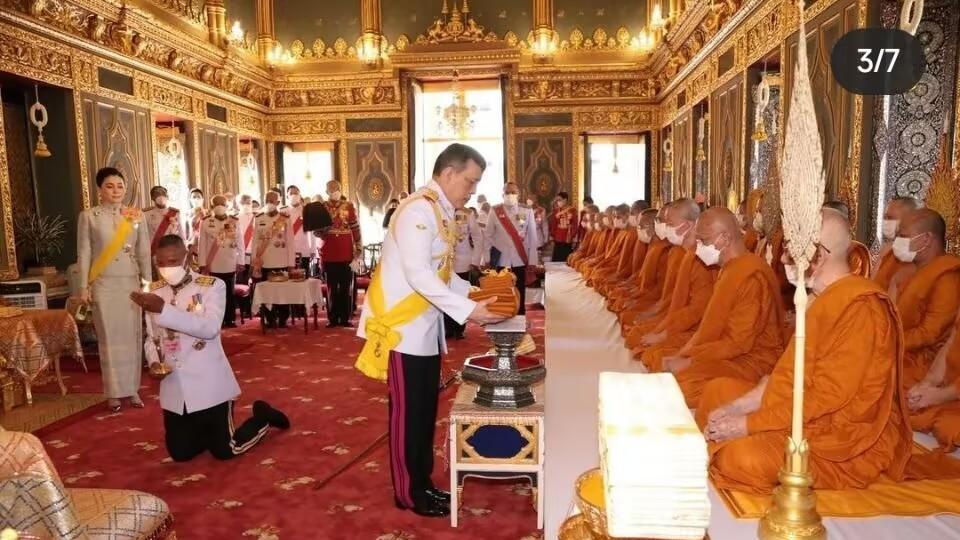 诗妮娜|被迫营业，纳瓦瑞公主陪泰王出席活动心不在焉，素缇达笑颜如花