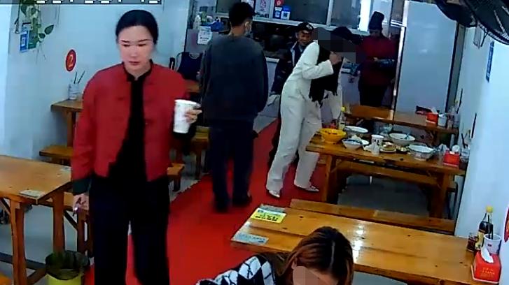 |张纪中带娇妻小吃店吃饭！点一桌菜十分豪气，过于低调无路人认出