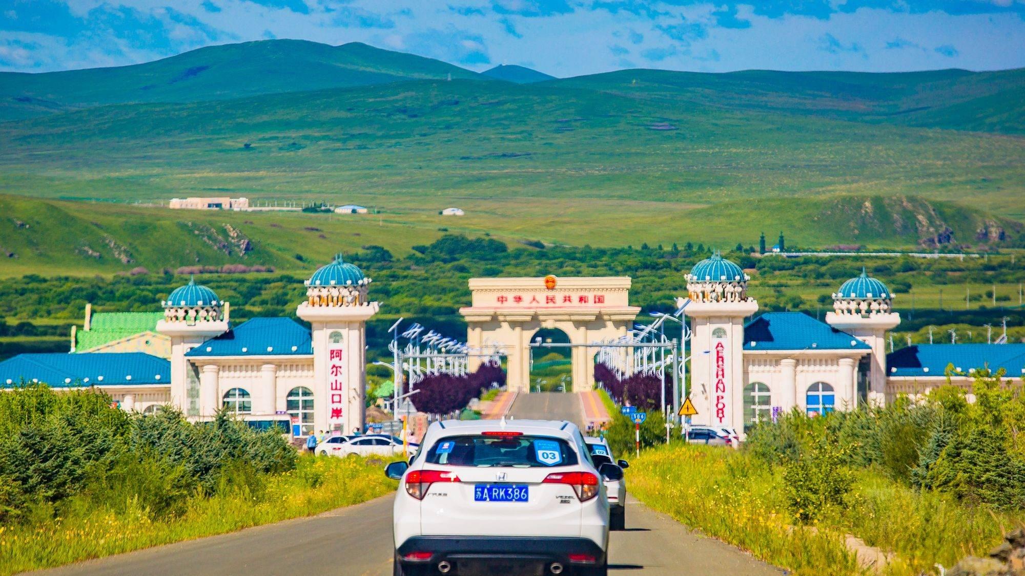 赤水丹霞|内蒙古兴安盟旅游，雄伟壮观的国门景区，吸引了众多游客前来打卡