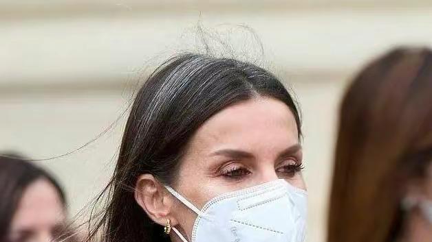 穿衣搭配 西班牙王后：49岁白发丛生但不染，穿衣低调气质，自然老去也很美