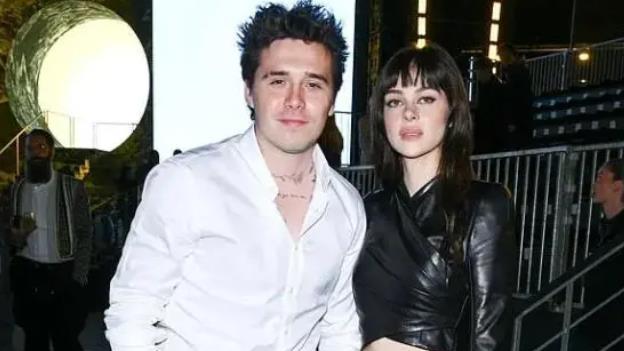 布鲁克林|小贝儿子晒与65岁岳母合照！龇牙咧嘴身材发福，倒插门后生活幸福