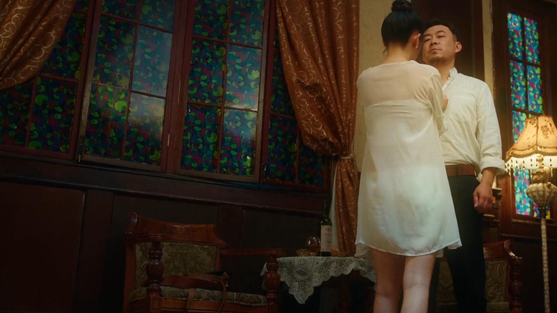 姐姐|首日票房仅90万，徐冬冬新片首映口碑翻车，抗日片也打擦边球？