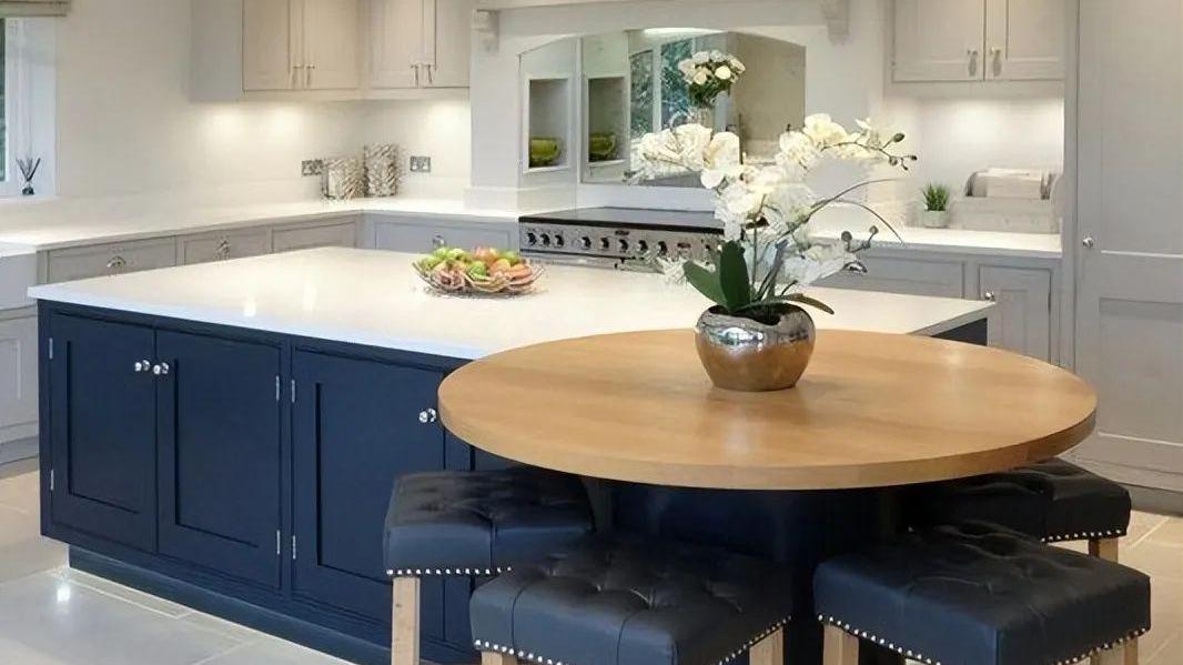 她家装修机智，岛台嵌入圆桌，不是徒有其表，吃饭看书是真实用！