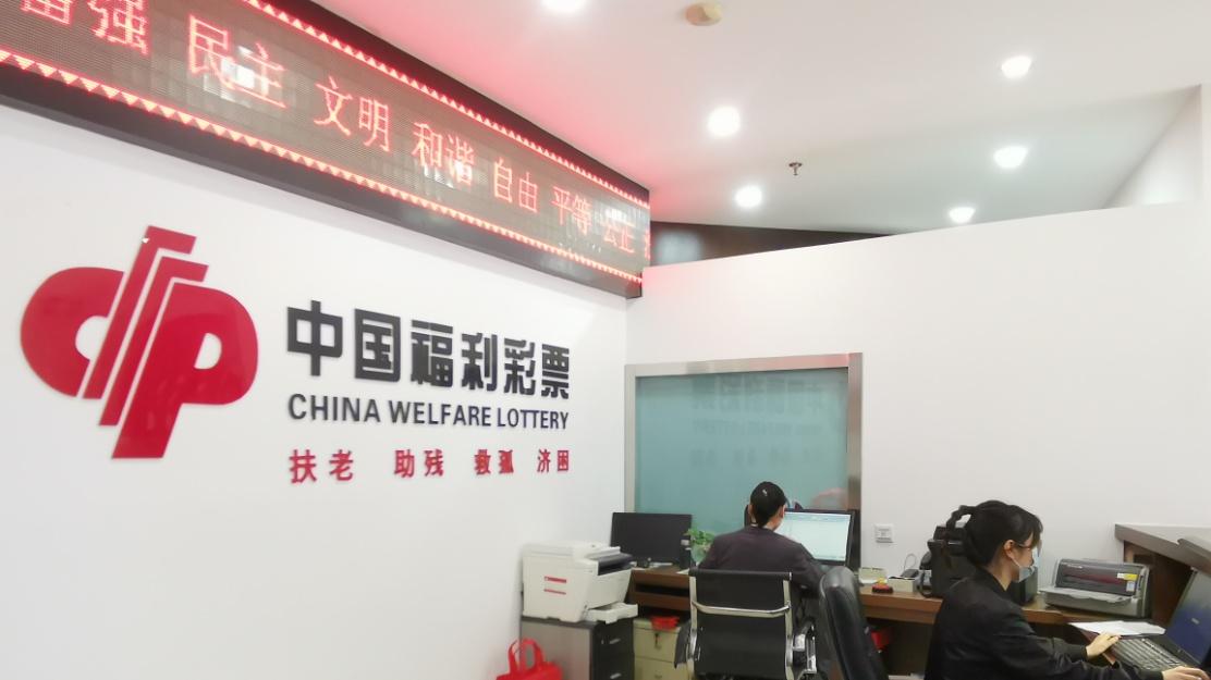 我彩票中了500万，有人用500万买，税他交。我有无违法？