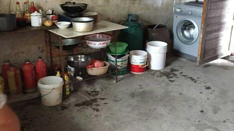 |晒晒婆家的农村自建房，三间破瓦房，满屋老古董，外出都不用锁门