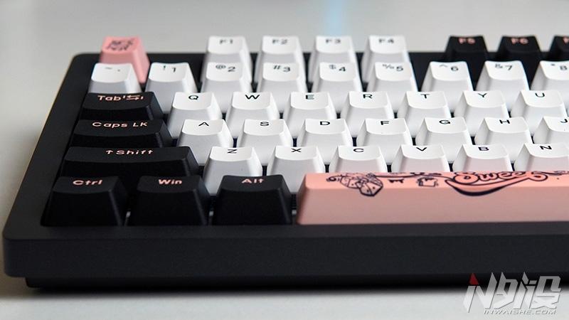 创维集团|搭载新批次天空轴V2 达尔优A104机械键盘简评