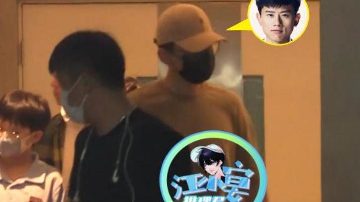 张杰|张杰深夜带三娃出门吃饭，保姆背包全程跟随，三女儿乖巧可爱