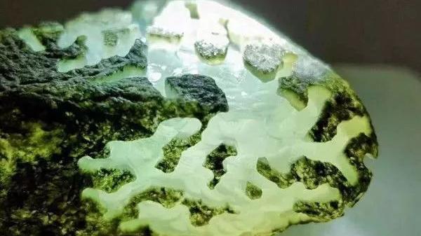 翡翠|10年前3000收购的翡翠原石，一刀切开极品玻璃种！