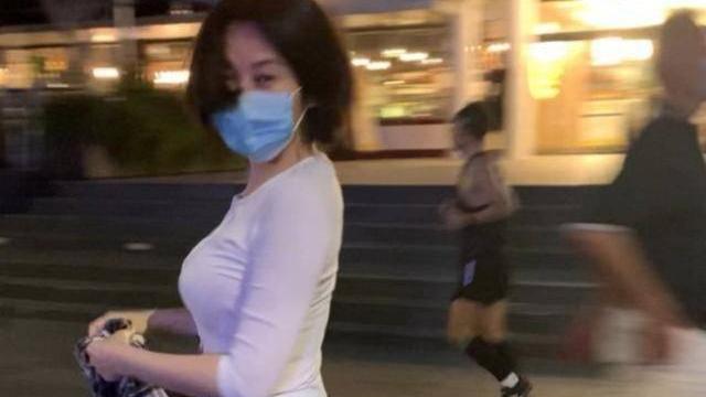 许晴|51岁许晴与50岁钟丽缇，身材差距很明显，生没生娃一眼就看出