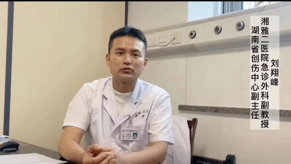 52岁男子痛哭控诉刘翔峰：因为他我失去肛门，每天身上挂“屎袋”