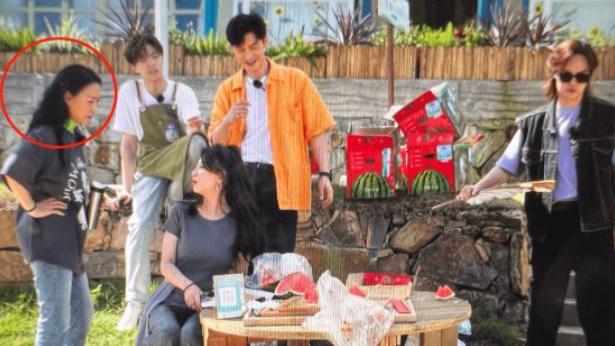 那英|那英参加综艺路透曝光，当天打扮十分接地气，干活十分利索