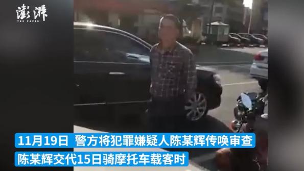 广东普宁，一摩托车司机因不满后车司机按喇叭，遂拦车打砸小汽车