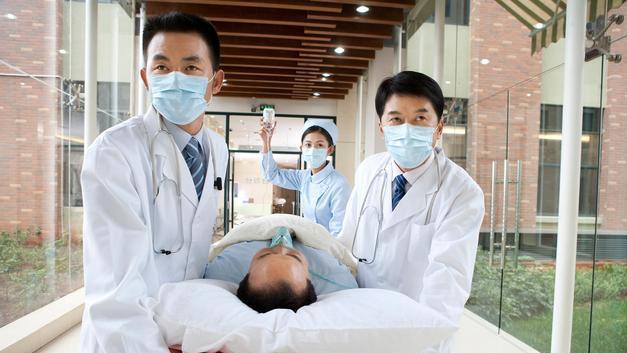 回顾男子卷走家中积蓄消失31年，如今瘫痪在床要妻儿拿钱治病