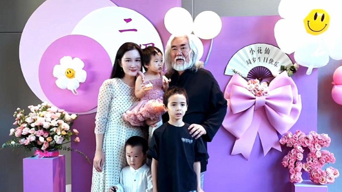 张纪中|71岁张纪中为2岁女儿庆生，父女嘴对嘴亲吻，40岁娇妻越发年轻