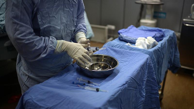 宝马男被车门撞了一下，丢了卿卿性命