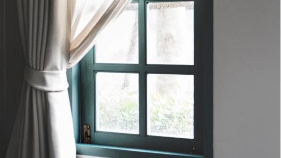 玻璃窗户上有灰尘，用抹布擦不干净，不如放点牙膏吧！