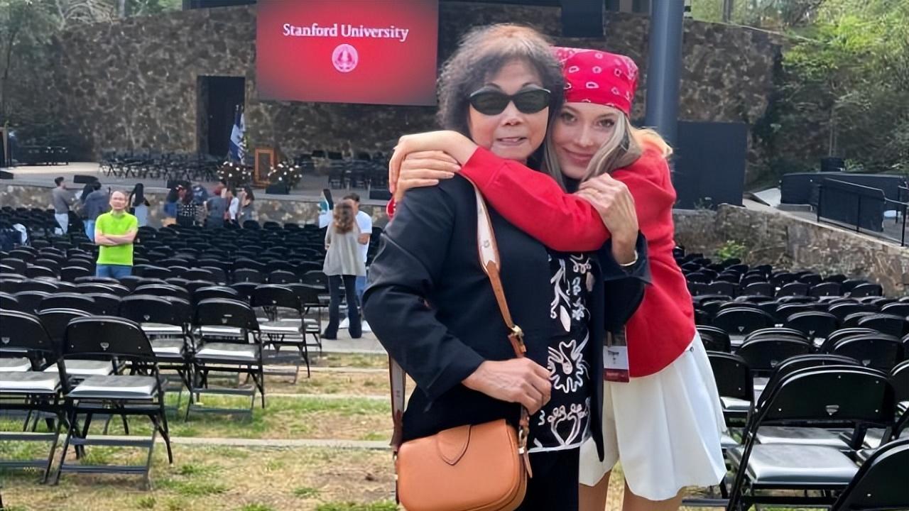 谷爱凌|谷爱凌入学第一天：红衣短裙显俏皮，合影踩到妈妈，姥姥穿戴奢华