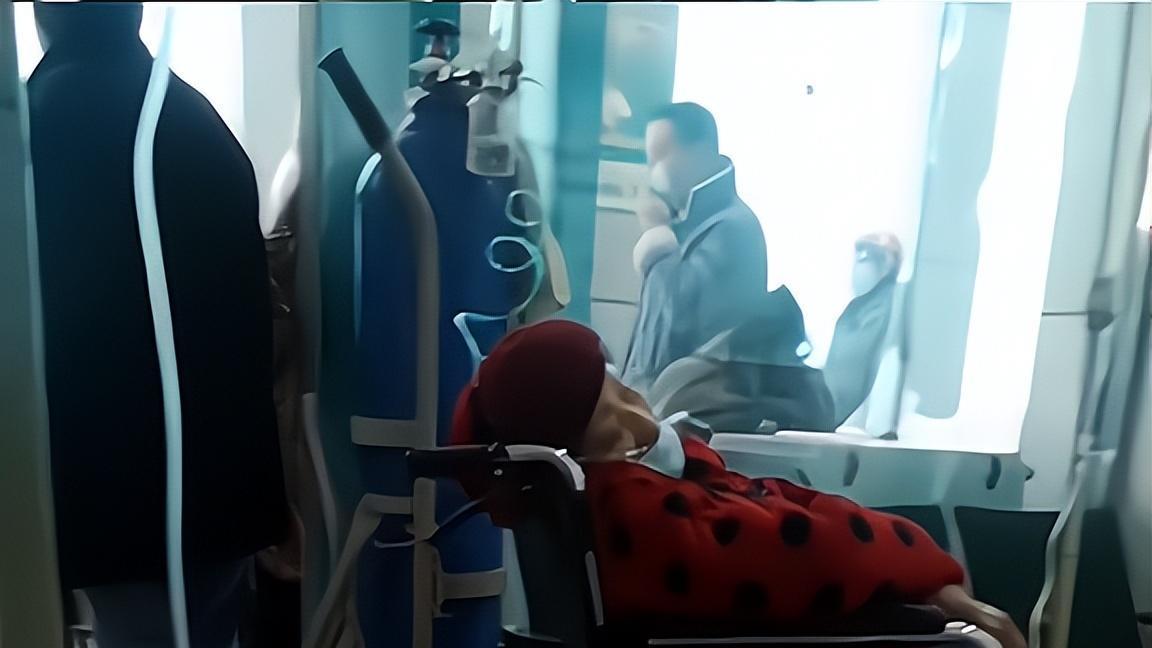 湖北一87岁婆婆阳了无人照料，儿子到场后满脸不快：活着就是害人