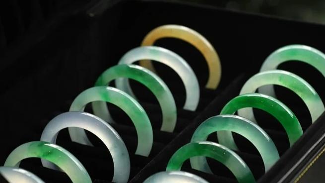 翡翠手镯|翡翠界的几个经久不衰的款式，你有几个？