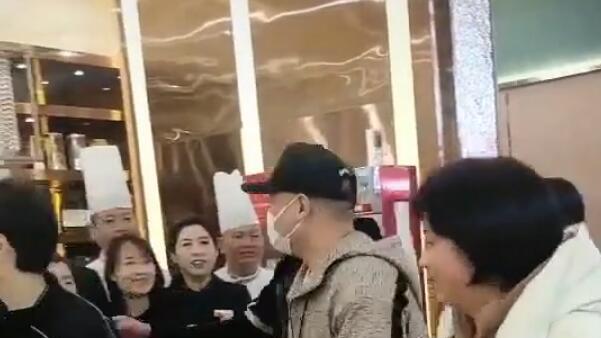 岳云鹏 岳云鹏跟老婆同框被拍！郑敏大盘子脸体态丰满，非常旺夫不会减肥