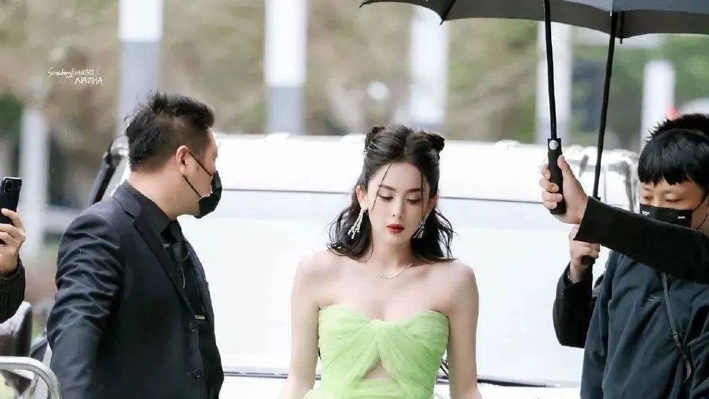 金晨|Vogue女星红毯秀：金晨廉价，周冬雨干瘪，孙怡豪放，张小斐王炸