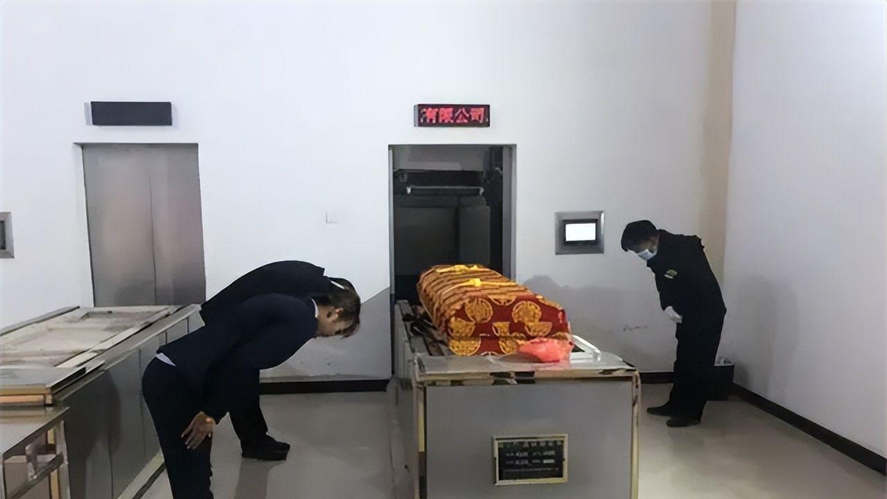 江苏一女子离奇死亡，父母将她连夜拉走火化，丈夫得知真相后崩溃