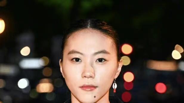 窦靖童|窦靖童终于换回女人造型，国外看秀，盘发配裙装很像王菲啊