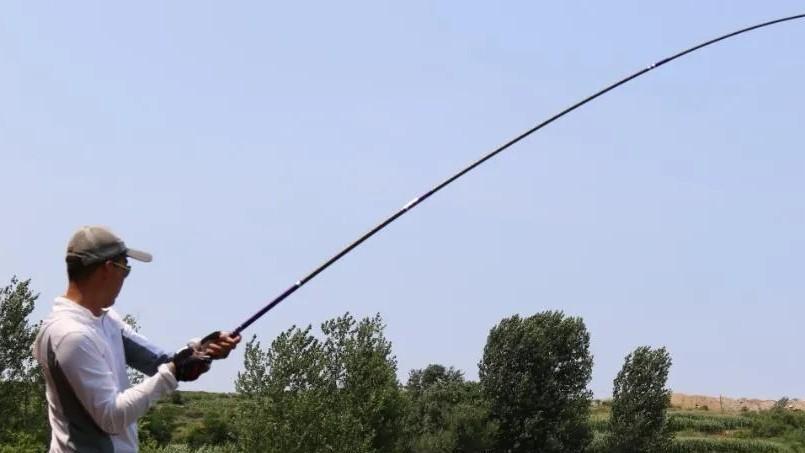 玻璃纤维|新手学钓鱼，如何选择一支合适的鱼竿？老手分享5点选竿知识