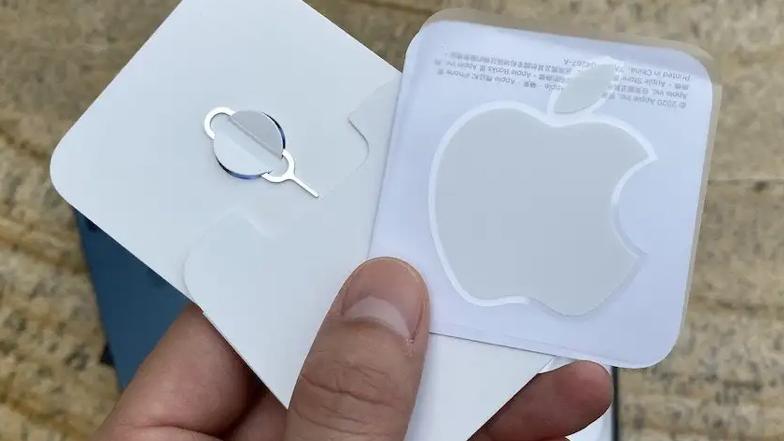 苹果|苹果贴纸你保存几张了，知道它真正的作用吗，苹果是不会白白赠送给用户的
