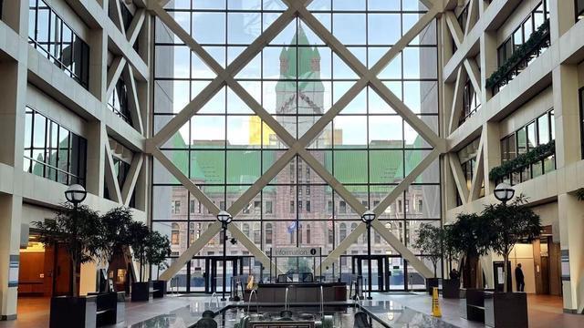 章泽天|刘强东明州案准备开庭，章泽天挺孕肚全程陪同，坐在一旁认真听审