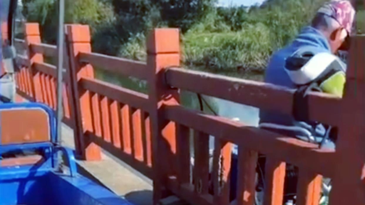 |用命在钓鱼！大爷利用桥边护栏搭建悬空钓台，隔着屏幕都心惊胆战