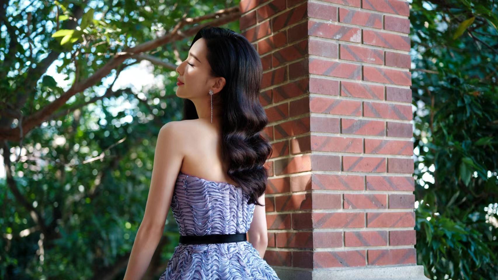 佟丽娅|佟丽娅红毯新造型美出圈，穿一身紫色波纹长裙，气质很出众！